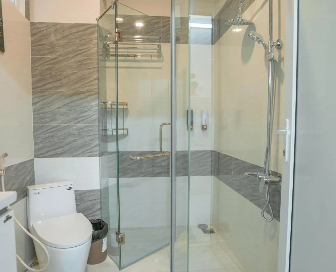 Aloha Saigon Premium Hostel By Local Travel Experts - Newly Opened, Less-Touristy Location, Spacious Rooms, Glass Shower Bathroom, Free Breakfast & Walking Tour Ho Chi Minh City